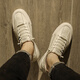 Changxiang huili masculin's chaussures 2025 Été Nouvelles chaussures plates à semelle douce Sports Sports Chaussures en cuir décontractées d'un pied pour porter des chaussures à la mode pour les hommes beige [la taille est petite, il est recommandé de prendre une taille plus grande] 40