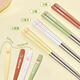 Jingqian Chopsticks Löffel Set Kinder tragbares Tabellengeschirr Cartoon Elementary Schools Sonderes Drei-teiliger Set 304 Edelstahl-Stahl-Aufbewahrungsbox 304 Stahlraumkapsel Grüne Hirsch Original-Farblöffel + Stäbchen + a