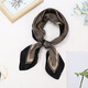 70 Seidenschalel Square Schal Korean Mode vielseitiger professioneller simulierter Seidenschal Retro gedruckter Seidenschal für Frauen 11#D Buchstaben Weiß 70*70