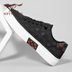 Sieben Wolf -Männerschuhe Sommer 2025 Neue Brettschuhe Herren -Leinwandschuhe Dicke Sohle atmungsaktive Männer lässige Schuhe Vielseitige Männerschuhe flache Schuhe schwarz [atmungsaktives Stil] 42 (260 mm) [Standard Lederschuhgröße]