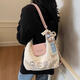 Bag Women's 2025 Regalo de cumpleaños de la fiesta para la fiesta de 2025 Nicho de bolsas de bolso de un solo hombro High-End Bag White Powder [Doll + Color Strip + Bufand] Cabresco liso/Hardware Hebilla de succión/Decoración de colgantes personales