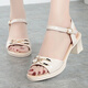 Red Dragonfly echtes Leder weicher Sohle Sandalen für Frauen 2025 Mutterschuhschuhe Sommer Dicke Absatz Ein-Streifen-Mode-Lackleder Fisch Mund Sandalen aus Weiß 38