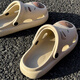Zapatos de agujeros para niños para niños verano 2025 Nuevo dibujos animados Kapibala anti-slip suave trasero de la bolsa de los pies-hijos de los pies para mujeres marrón 38-39 adecuado para el diario 37-38