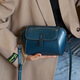Cool Känguru kleiner Bag Crossbody Bag Frauen vielseitige Modeschalen -Tasche 2025 Neue echte Leder Frauenbeutel Coin Wallet Nischen Umhängetasche Karamellfarbe