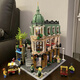 Compatible avec LEGO Corner Boutique Hotel Building Bloods Street View Series Building Assembly Modèle Toys Girl Ornements Mignents Corner Boutique Hotel 3883 PARTICULES [ENVOYER 7 FIGURES +