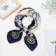 70 Seidenschalel Square Schal Korean Mode vielseitiger professioneller simulierter Seidenschal Retro gedruckter Seidenschal für Frauen 11#D Buchstaben Weiß 70*70
