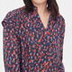 Aigle Spring Outdoor Leisure Simple Trendy estampado V-Ececk Camiseta de manga larga Top para mujeres, estampado de temporada roja ardiente AO686 40 (170/92a)