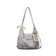 Bag Women's 2025 Regalo de cumpleaños de la fiesta para la fiesta de 2025 Nicho de bolsas de bolso de un solo hombro High-End Bag White Powder [Doll + Color Strip + Bufand] Cabresco liso/Hardware Hebilla de succión/Decoración de colgantes personales