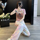 Kaizitu Ymeng Europäischer Modeanzug für Frauen im Sommer Neue modische altersreduzierende Kurzärmel-Kurzärmel-Top-Weitbein-Hosen zweiteiliger Set 7009A Pink Kurzärmelte + 7047B Jeans S S