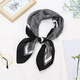 70 Seidenschalel Square Schal Korean Mode vielseitiger professioneller simulierter Seidenschal Retro gedruckter Seidenschal für Frauen 11#D Buchstaben Weiß 70*70