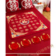 Tiger à trois forfaits est assis sur le tapis chanceux pour le mariage avec la broderie de personnages de bénédiction d'une belle-mère pour une centaine de courtepointes de bénédiction tôt pour donner naissance à une courtepointe de fils noble pour donner naissance à un fils noble - est assis sur la broderie bonus de courtepointe.