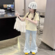 Mokitoul Girls Summer Suit 2025 NUEVO Estilo Niños de moda Niños grandes de moda Niñas Verano Summer de manga corta Pantalones de fondo de campana Top de dos piezas delgada + Jeans (Embalaje de caja de regalo de alta gama) 120 cm