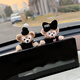 Yusenyi 2025 Zentralkontrollbildschirm Papa Shirley Mei Car Innenzubehör Ornamente Display Bildschirmdekoration Süße Frauen Ornamente Schwarzer Pullover Dafei