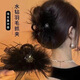 Hua Shike stars the same elegant feather clip, high-end shark clip for the back of the head, half-tied hair clip to show hair volume, gold glitter diamond feather clip