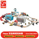 HAPE Train Track Toys Structure de piste en bois Blocons de construction de 3 à 6 ans Cadeaux de la journée pour enfants Set de stockage du centre de transport [avec tête de véhicule électrique]