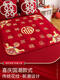 Sweet Miaomiao est assis sur le tapis de mariage avec une courtepointe bénie sur le lit avec une courtepointe bénie sur la décoration de la salle de mariage et presse le lit avec une courtepointe bénie sur les fournitures de mariage de mariage. Plein de bénédictions et se trouve sur la courtepointe bénie avec une broderie Gold Edge 9898cm