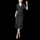 Kuzhang (Kuzhang) hip bedeckte klassische schwarze Tupfen Temperament Eleganter Fischschwanzrock 2025 Frühling und Sommer Neues V-Ausschnitt Slim Kleid 679 Leichte Aprikosenboden rote Blätter m