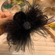 Hua Shike stars the same elegant feather clip, high-end shark clip for the back of the head, half-tied hair clip to show hair volume, gold glitter diamond feather clip