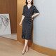 Kuzhang (Kuzhang) hip bedeckte klassische schwarze Tupfen Temperament Eleganter Fischschwanzrock 2025 Frühling und Sommer Neues V-Ausschnitt Slim Kleid 679 Leichte Aprikosenboden rote Blätter m
