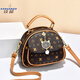Kangaroo (Kangaroo) Kleine Tasche Neue 2025 Frauenbeutel Trendy Fashion Internet Promi Einschuld Crossbody Bag Handheld Small Runde Tasche bedruckte kontrastierende Farbe Frauenbeutel Kaffee Blume Weiß