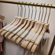 Corche de cintre à vêtements en bois attaché sans peinture en bois massif vêtements de vêtements de vêtements pour hommes et femmes affluer un pantalon en bois sans glissement.