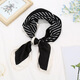 70 Seidenschalel Square Schal Korean Mode vielseitiger professioneller simulierter Seidenschal Retro gedruckter Seidenschal für Frauen 11#D Buchstaben Weiß 70*70