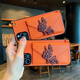 Die niedliche Brieftasche für Kampfkarten -Münzen eignet sich für Apple 15 Mobiltelefonkoffer Crossbody iPhone 14 Promax -Objektiv All Inclusive 13 Internet Promi Trendy Women 12 Strap Lanyard XS11 Protection Apple 14 Orange Fighting Dog Split Change Kartentasche + Lanyard iPhone 15