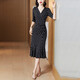 Kuzhang (Kuzhang) hip bedeckte klassische schwarze Tupfen Temperament Eleganter Fischschwanzrock 2025 Frühling und Sommer Neues V-Ausschnitt Slim Kleid 679 Leichte Aprikosenboden rote Blätter m