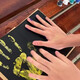 Jiaojing accordion print accordion print palm handprint drawing folding memorial book couples graduation season pigments can be washed all students. General model [48 handprints can be printed] length is about 3887mm, 12 colors acrylic paint + 2 brushes + color palette