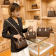 ESDS Hong Kong Brand Bag Bolse para mujeres 2025 NUEVO LUZ de alta gama LUXURY Portable Boston Bag de almohada de un solo hombro Bolsa de cuerpo Cross Brown (Set de caja de regalo)