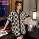 Modal Ice Silk Pyjamas für Frauen im Sommer Neue Strickjacke V-Ausschnitt Kurzärmelig mit High-End-gedrucktem losen großer Frauen-Hausbekleidungsset 829# Doppelbrust-Quadratbuchstaben m