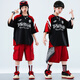Xinkepaier Children's Street Dance Kostüme für Jungen Hipphop Anzüge Hip Hop Street Modekleidung für Jungen und Mädchen auf der Straßenshow zweiteilige Set = A679 Black Short Sleeves + B383 Rote Shorts 140 Größe Empfohlene Höhe 135 cm