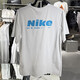 Nike (Nike) Kurzärärmelte Herren Sommer Mode grüne Pflanzenbuchstaben Graffiti Sportswear Atmungsfreies lässiges rundes Nacken T-Shirt Hv4882-121 Peak White/Wut Blue L.