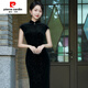 Pierre Cardin (Pierre Cardin) Nuevo chino Cheongsam mejorado de estilo joven diario 2025 Nuevo estilo Sexy República de China Vestido de terciopelo de oro para mujeres Long Black Gy2679 2xl