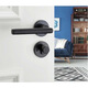 Schwarze Türschloss Schlafzimmer universelle Innenräume Massivholz Tür Splittertür Schloss moderne einfache Magnet -Saug -Türgriff B Style F9902 gebogener Griff Ganzes Schloss + Scharnier -Türsaugung