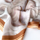 Grau Ti 2024 neuer Seidenschal für Frauen Frühlings- und Sommer-Modedruck 100 Mulberry Seiden kleiner quadratischer Schalkoran Streamer Schal 17302-Main Bild 53 cm