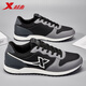 XTEP-Herrenschuhe, Sportschuhe, Herbst-Lederschuhe, Laufschuhe, nicht rutschfeste Kear-resistente Netzschuhe, lässige Jogging-Schuhe, Herrenschwarz/Rauchgrau/Holzkohle Ash-722 43 43