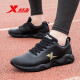 Zapatos para hombres XTEP (XTep) para zapatos de cuero de verano para la primavera y el verano de la primavera y el verano, las zapatillas de running informales suaves de la suela suave para los zapatos deportivos de viaje para hombres negros de oro-9737 39