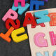 Hölzerne Kinder digitale Buchstabenpaarung Board Baby Farbform Kognitive Puzzle Puzzletafel Frühschulpuzzle Spielzeug HJ-Caps Brief Kognitive Board