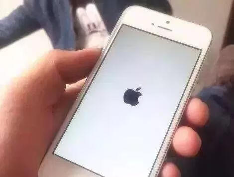 苹果手机出现白苹果怎么办（白苹果会自己恢复吗)