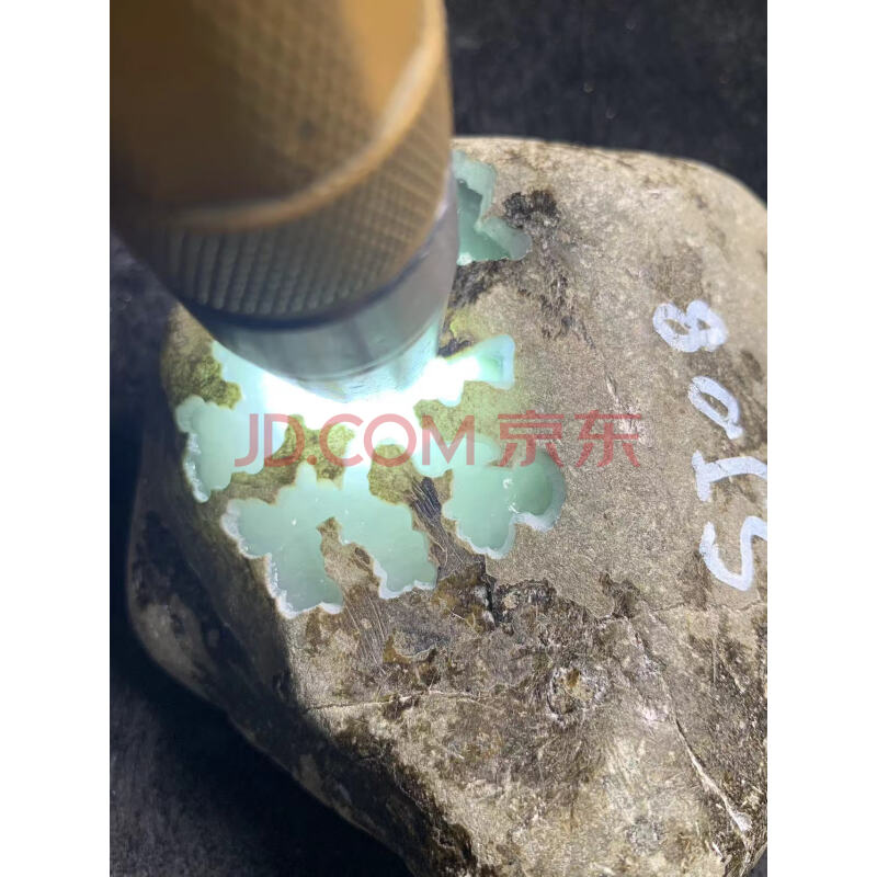 标4：缅甸天然翡翠原石一件  ,后江场口开窗料 重量：630克