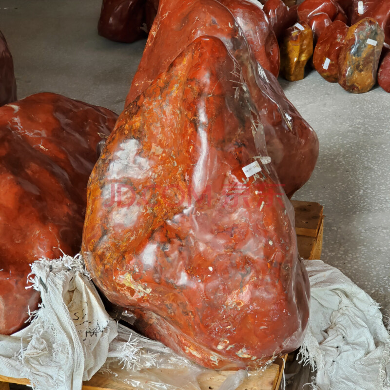 标的15-1：南非红碧玉原石一宗，净重约1000kg