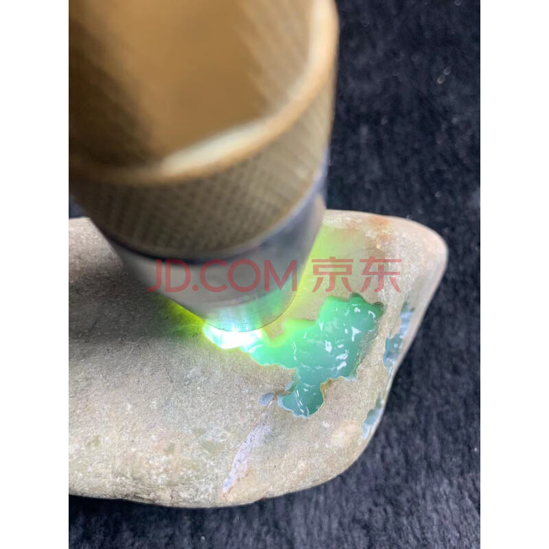 标2：缅甸天然翡翠原石一件  ,后江场口开窗飘花料 重量：300克