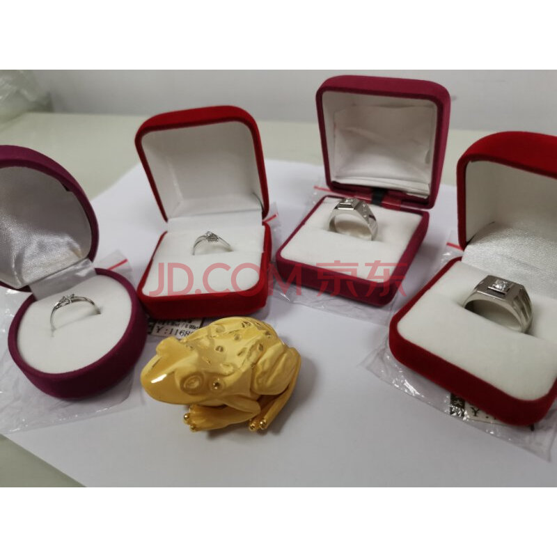 工艺品1个，含金量99.9%，重5.69克，PD950钯金镶钻石戒指4只，分别重6.6