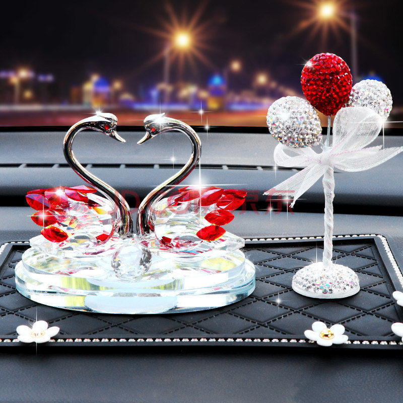 车内饰品汽车摆件水晶天鹅车载香水座式创意女士车内饰品车上装饰用品