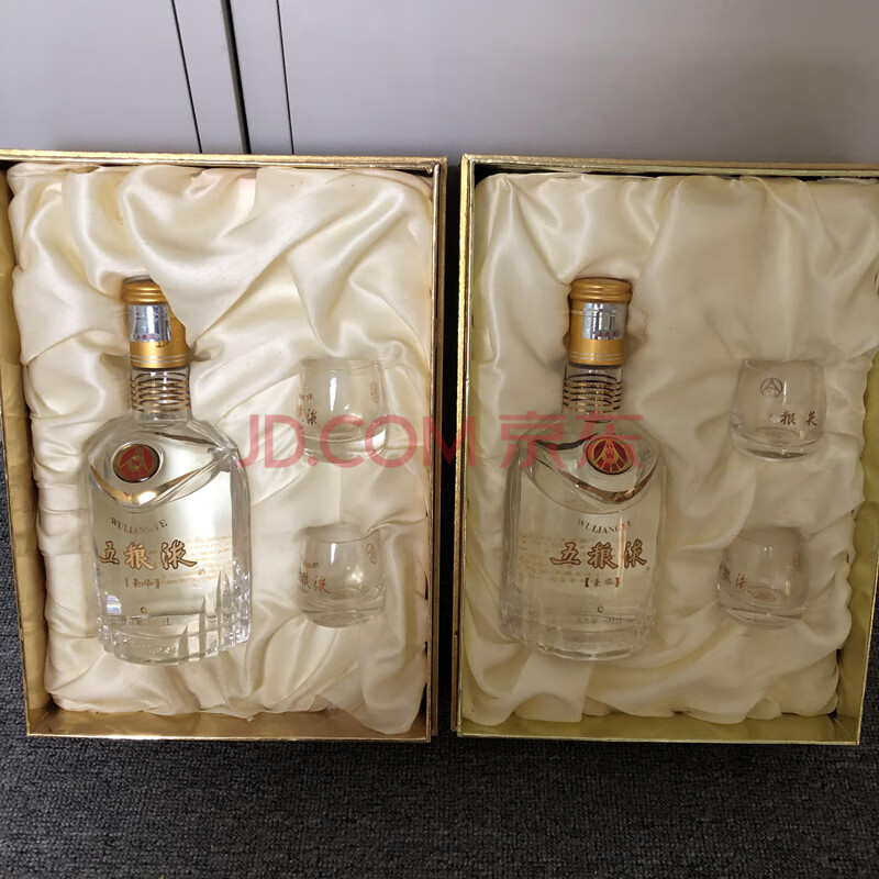 标的864  二瓶2004年五粮液豪华礼盒装52度浓香型白酒