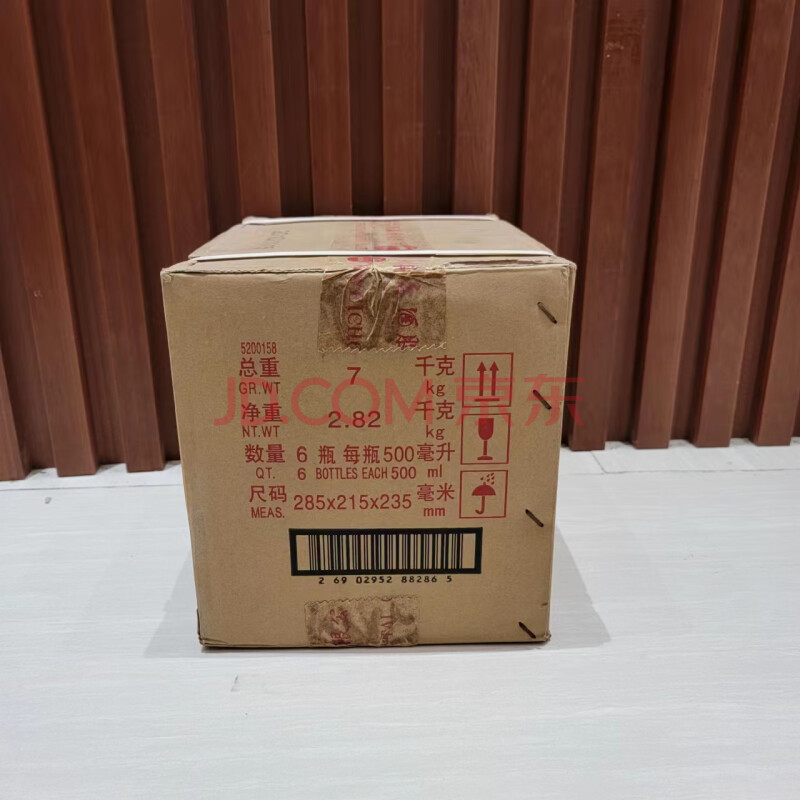 标识为  一箱2010年贵州茅台迎宾酒53度酱香型白酒规格：6瓶/箱