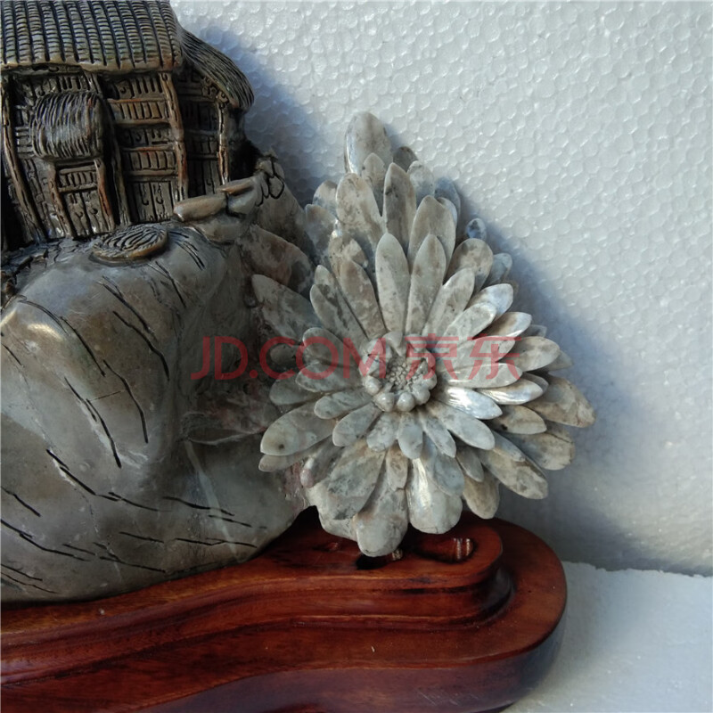  菊花石一个 古寨风光，总高29厘米，宽43厘米，大花一朵，配实木底座