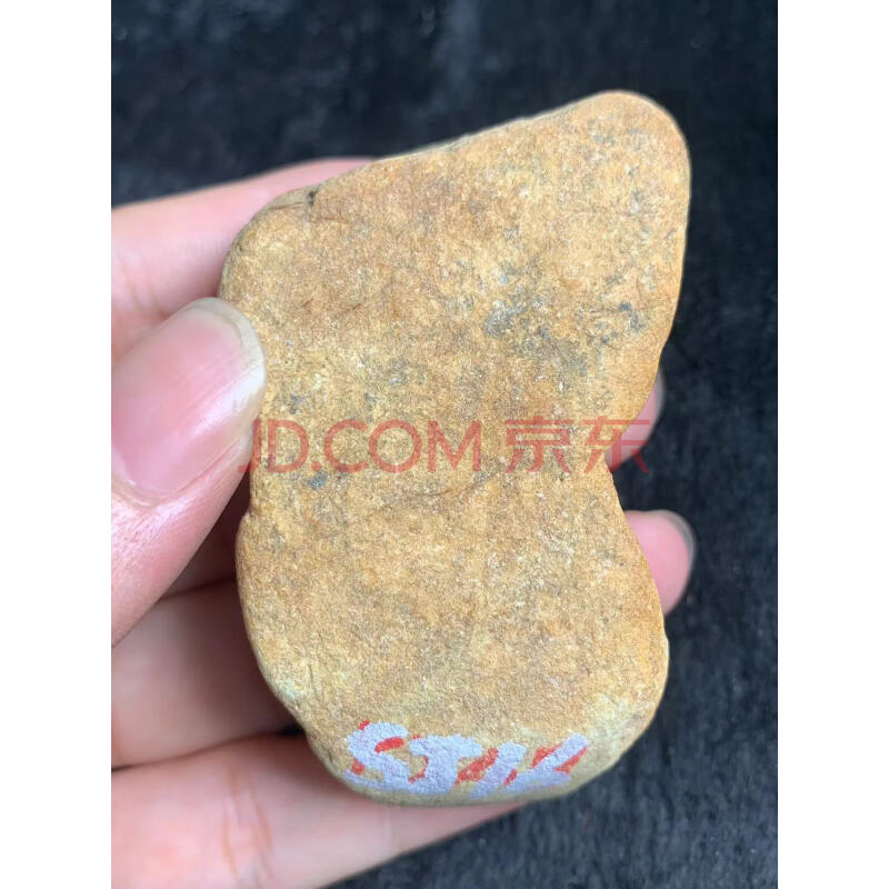 标1：缅甸天然翡翠原石一块，木那场口底色开窗料，重量：140克