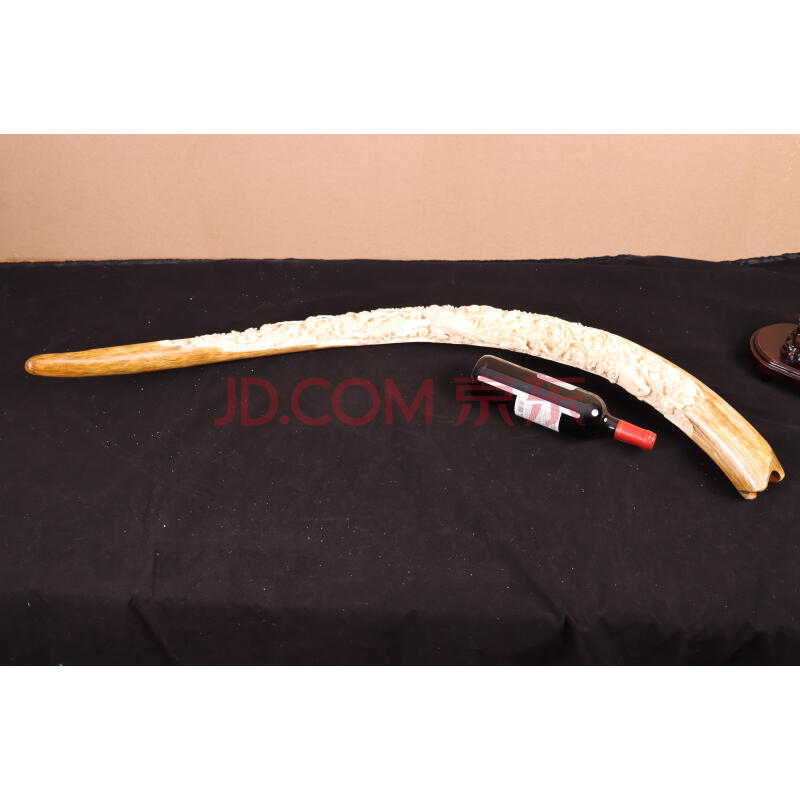 28-43：   猛犸原牙雕刻（冰料），弧长约1.4米，净重约5.9kg